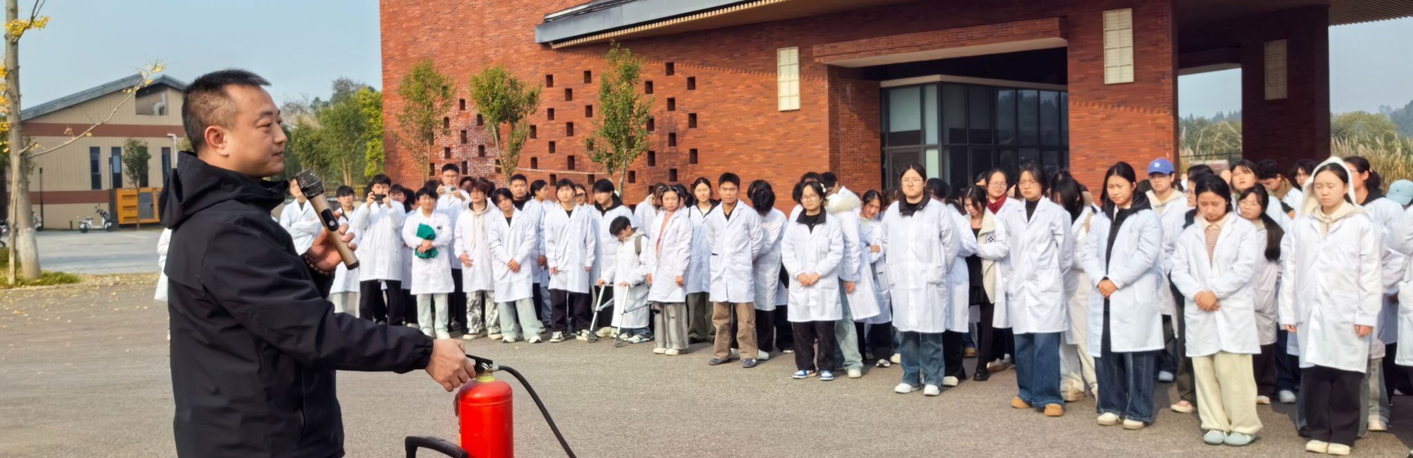 我校开展消防疏散演练与灭火技能培训