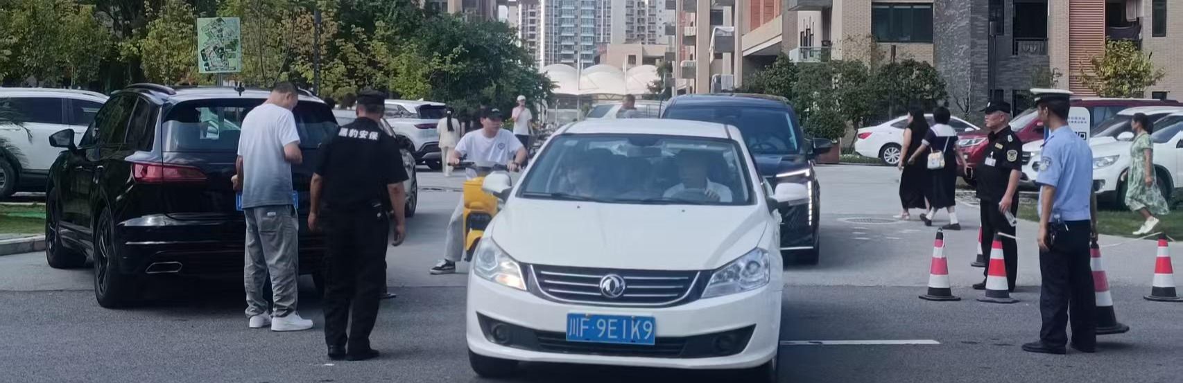 护航新生报到路 保卫处暖心服务显担当