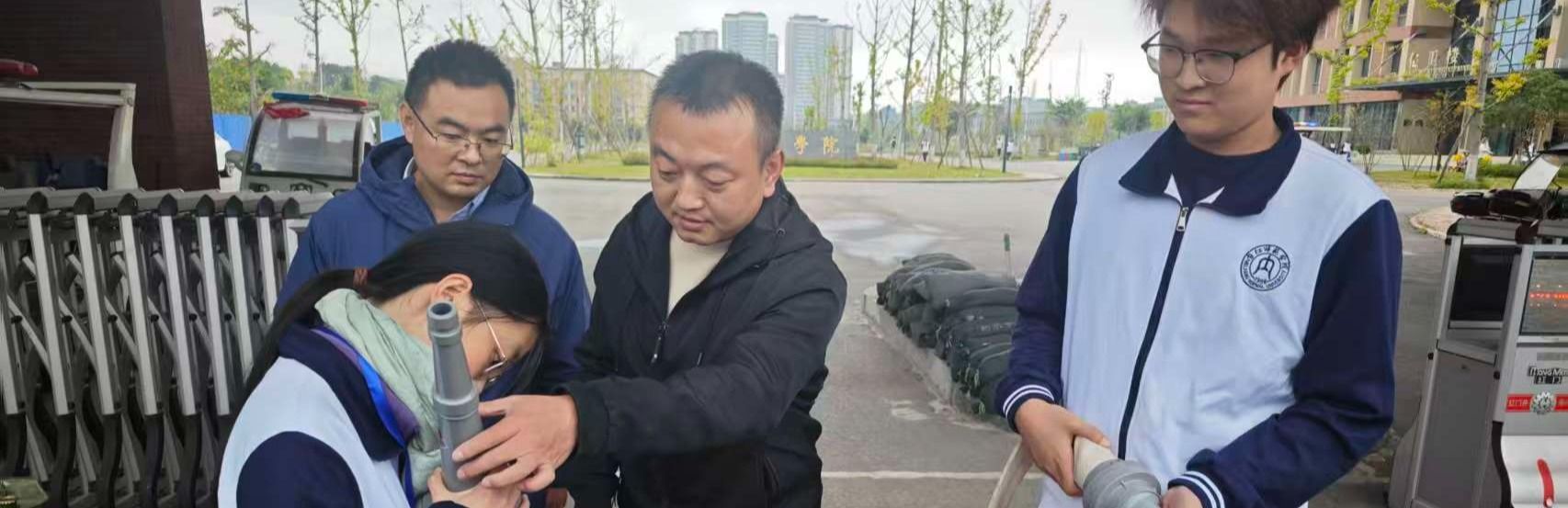 我校第十八届校园护卫大队成立并举行首次消防演练