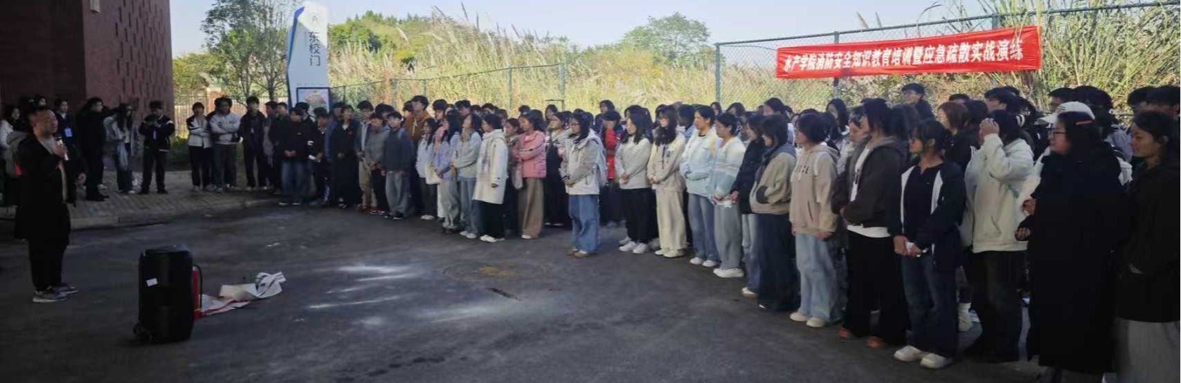 以“演”筑防 以“训”备战 ——我校开展消防疏散演练与灭火技能培训